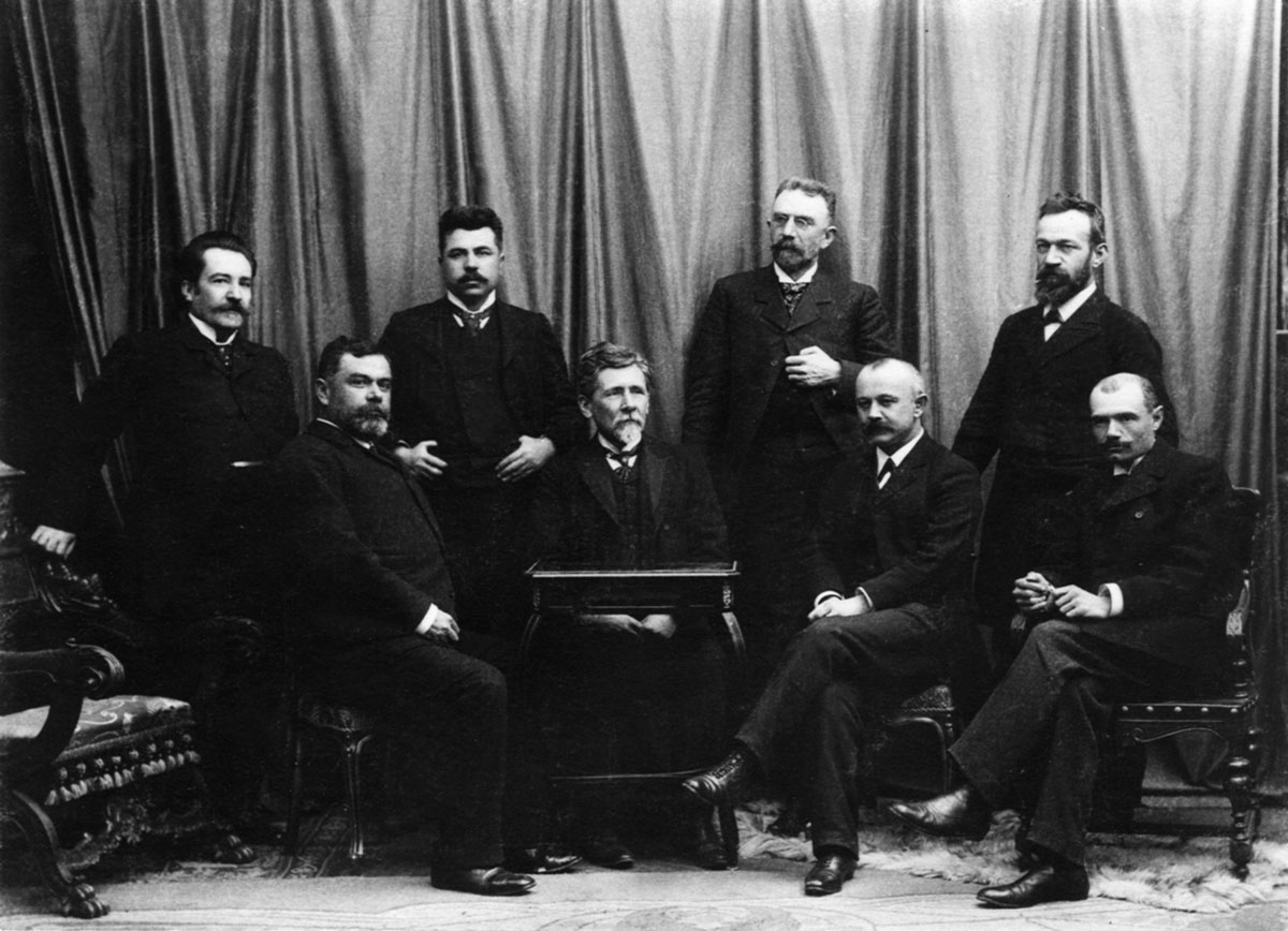 Први професори Београдског универзитета, 1905. године. Седе, с лева на десно: Јован Жујовић, Сима Лозанић, Јован Цвијић, Михаило Петровић Алас; стоје, с лева на десно: Андра Стевановић, Драгољуб Павловић, Милић Радовановић, Љубомир Јовановић, Фототека Српске академије наука и уметности, САНУ-Ф 24